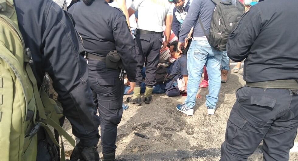 Piura: Uno de los heridos es sacado del vehículo por los policías y otros conductores que se detuvieron a prestar ayuda.