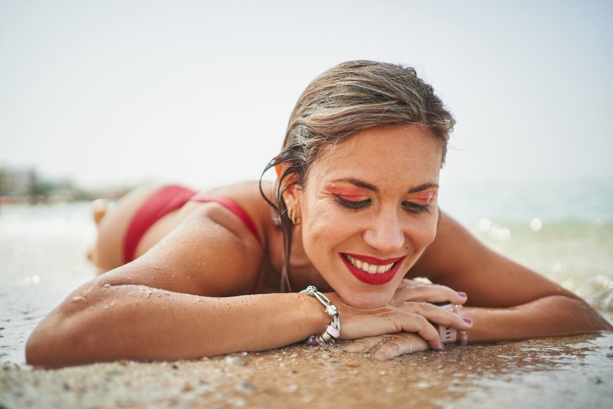 Sigue estos tips y tu maquillaje no se correrá con el calor ni el sudor. Foto: Istock.