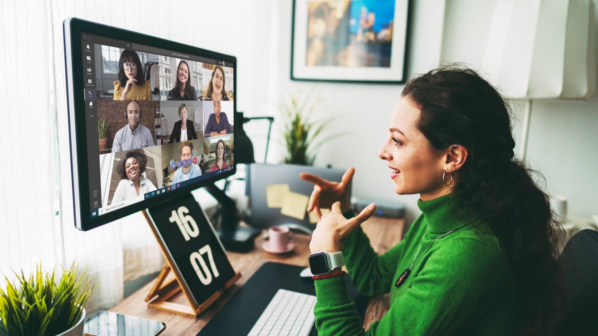 Teams Essentials integra características propias de Office 365 junto a nuevas opciones orientadas a PyMES. Esta aplicación que opera en la nube de Azure cuenta con facilidades para una atención de clientes más cercana, lo cual incluye la posibilidad de realizar videollamadas grupales ilimitadas de hasta 30 horas, tener un chat grupal con clientes o proveedores, compartir archivos y el calendario con ellos.