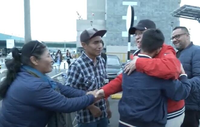 Carlos Villagrán abrazó a sus fans peruanos. (Foto: Captura).