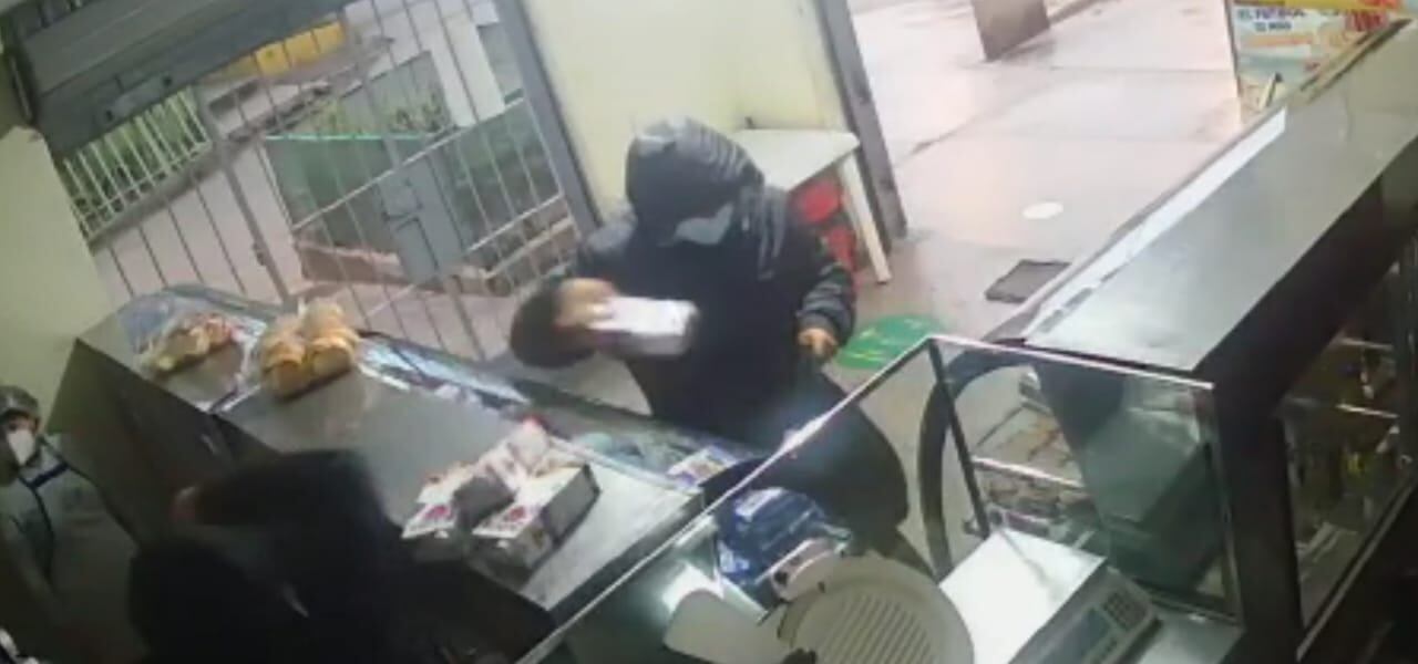 Aquí se ve al ratero cuando agarra las cajas de leche. | Reproducción de vídeo