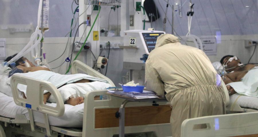 Funcionarios de salud revisan a los pacientes en la sala de terapia intensiva del hospital Japonés en Santa Cruz, Bolivia (Foto: EFE)