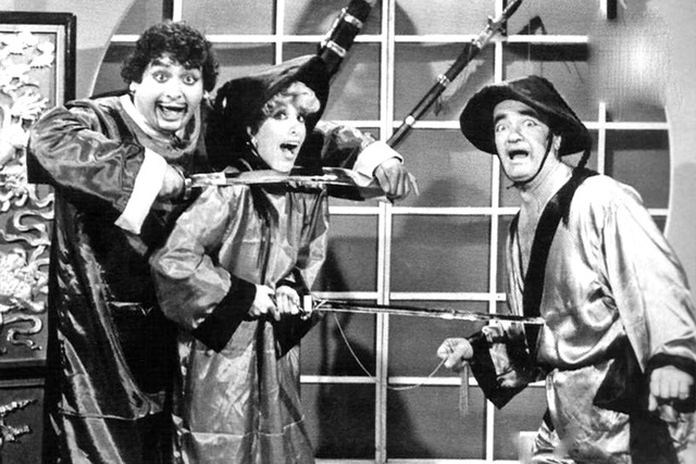 Debido a esto, Ricardo tomó la decisión de dejar la carrera de economía, hasta que la actuación se le cruzó por su camino y su vida cambió de inmediato. Los primeros años de su carrera artística no fueron fáciles, debido a que se tuvo que dedicar a otros oficios además del arte, como continuar trabajando en la tienda familiar de telares, para poder cuidar de su familia.