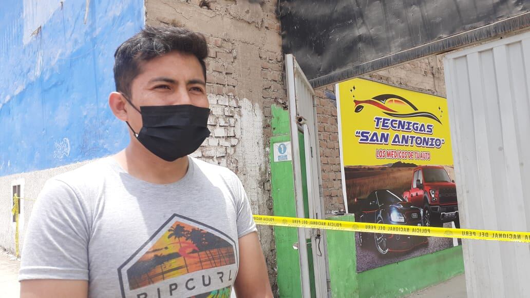 Delincuentes fracturaron la puerta de un local de conversiones a gas para autos, en Villa El Salvador, y robaron seis costosas máquinas, baterías y aros para autos, todo valorizado en más de 200 mil soles. (foto: Mónica Rochabrum/Trome)