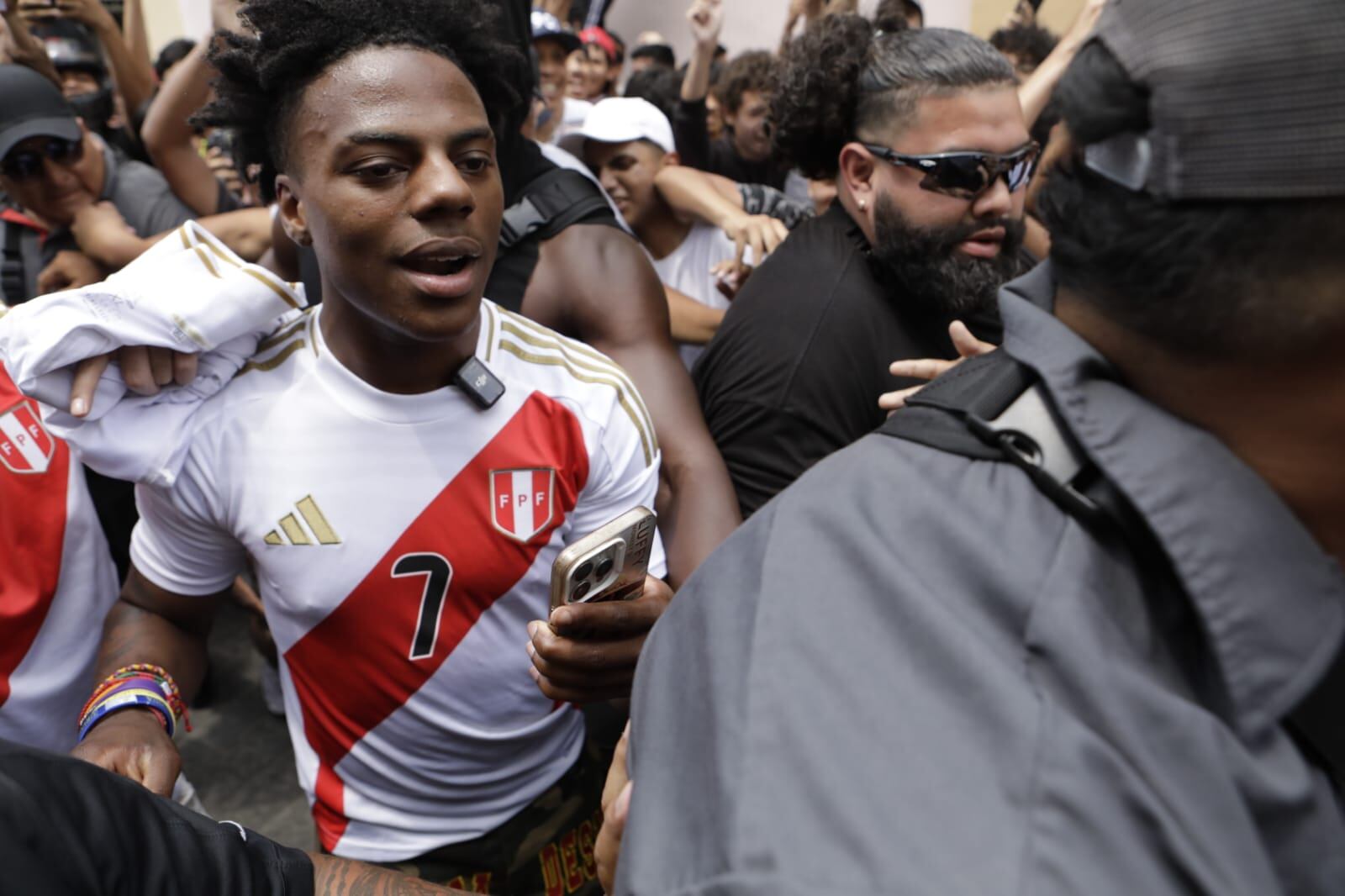 El reconocido streamer Speed, se encuentra visitando nuestro país y le dieron la camiseta número 7 de la selección peruana. Conoce el motivo. (Foto: Lenin Tadeo / @photogec)