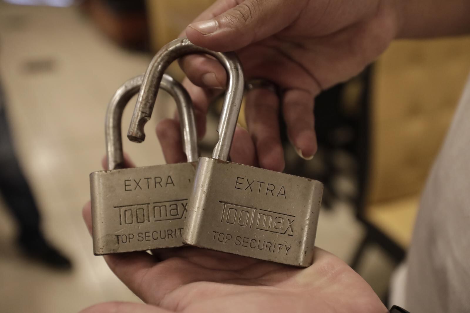 Para la fechoría, los ladrones violentaron los candados de la puerta y los lugares donde estaban los televisores. | Foto: Jessica Vicente