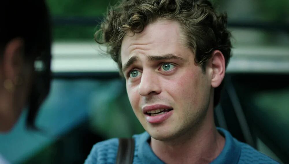 Ceylin confronta a un muchacho en la telenovela turca “Secretos de familia” (Foto: Ay Yapım)