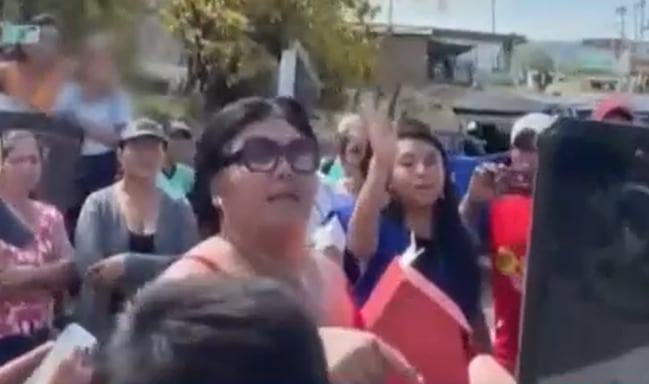 Profesora golpea a madre de familia en Tumbes y humilla a policía