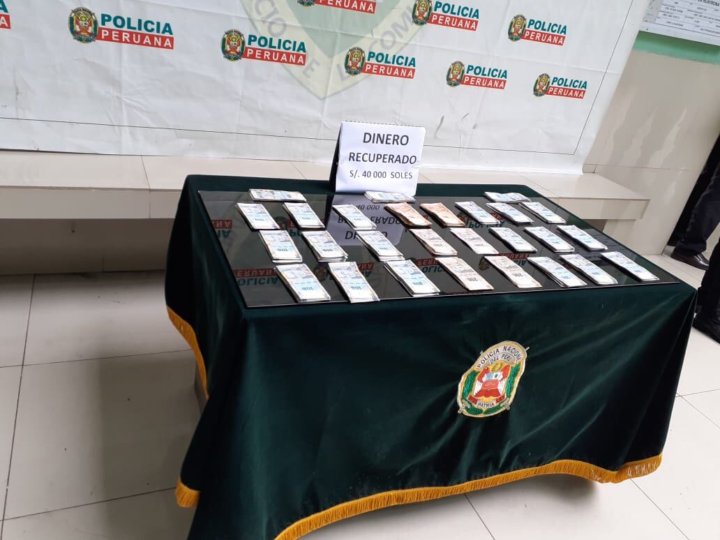 Yessenia Torre Aponte (21), embriagó a un próspero comerciante de huevos, y en complicidad de su pareja Laura Medina Tenorio (19), le robaron 40 mil soles del interior de su camioneta, en San Juan de Lurigancho. Ambas fueron descubiertas y terminaron detenidas por los policías de la comisaría de La Huayrona. (foto: TROME)