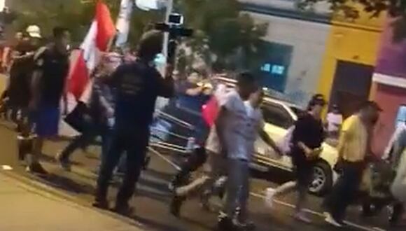 TROME - Manifestantes marchan por la av. Salaverry, frente al hospital Rebagliati, exigiendo la renuncia de Dina Boluarte