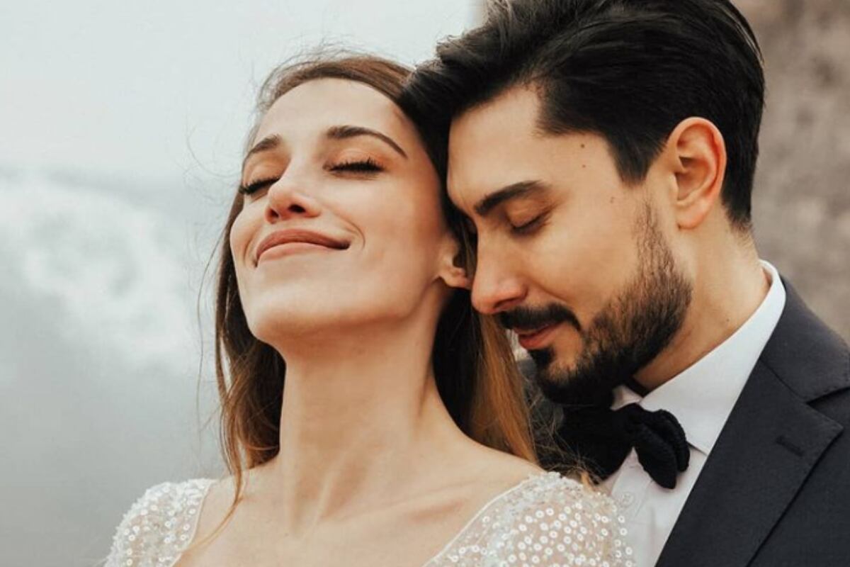 Los actores de "Fugitiva" en una fotografía romántica. (Foto: Emre Ön / Instagram)