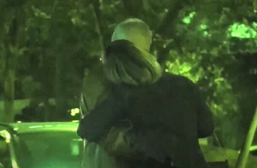 Gunter Rave cariñoso con mujer