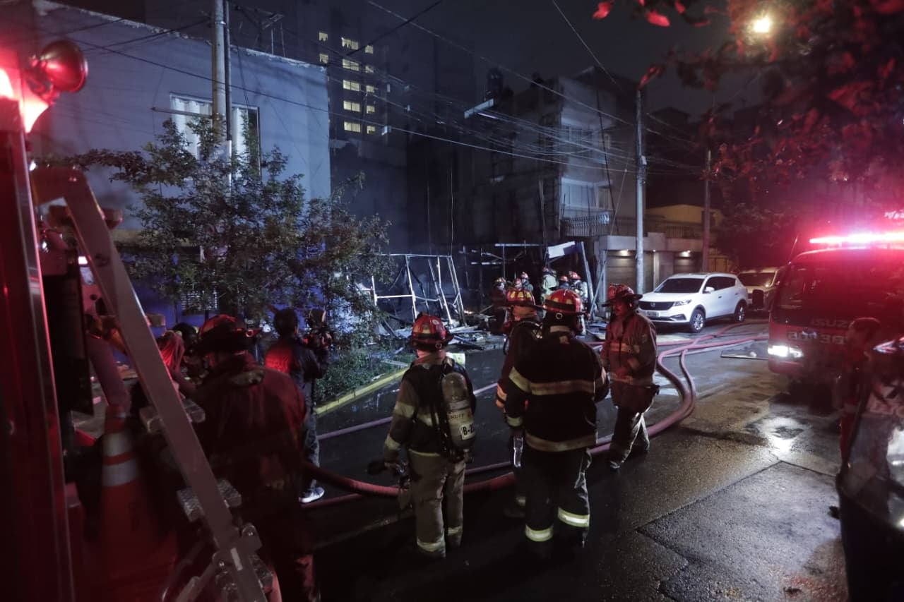 Incendio en la cuadra 7 de la avenida Canevaro movilizó a 16 unidades de los Bomberos. Foto: Julio Reaño/@photo.gec