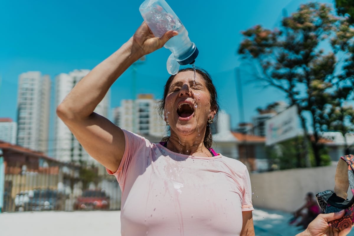 Seas adulto mayor o no, es importante que te mantengas bien hidratado en este verano. Foto: Istock.
