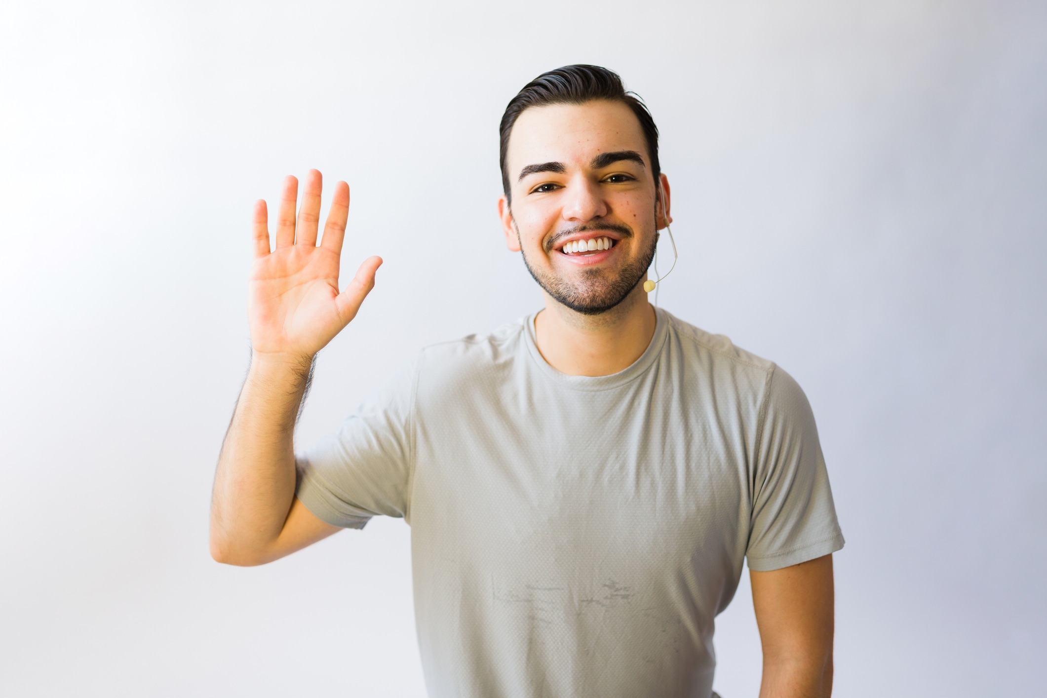 El valor es el pilar fundamental para una convivencia armónica, justa y pacífica. Saludar es un claro ejemplo de respeto. Foto: Istock