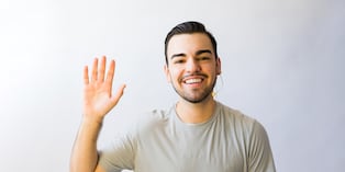 El valor es el pilar fundamental para una convivencia armónica, justa y pacífica. Saludar es un claro ejemplo de respeto. Foto: Istock