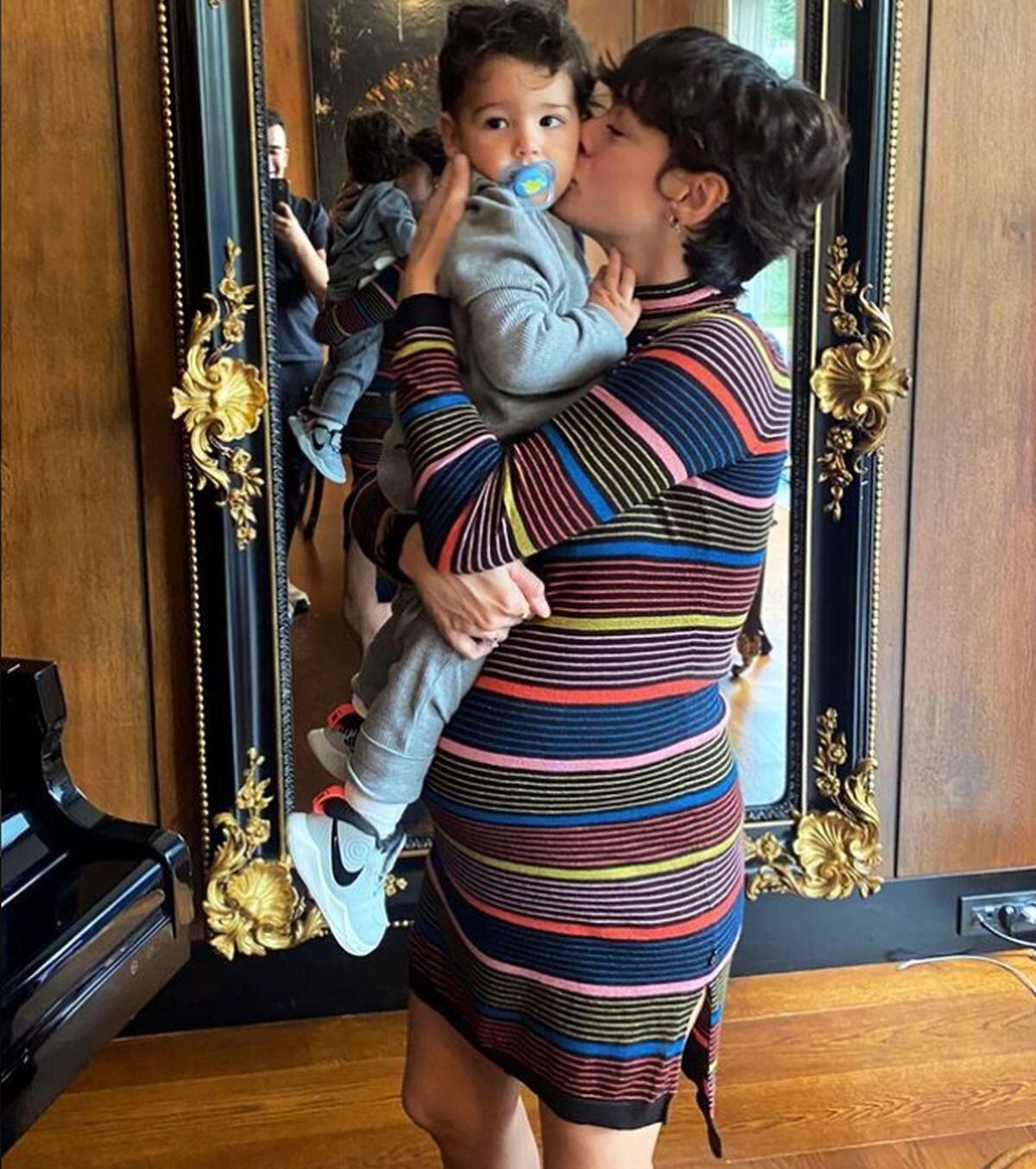 Özge Özpirinçci, con cerca de 8 meses de embarazo, carga a un pequeño. (Foto: mertvidinli/Instagram)