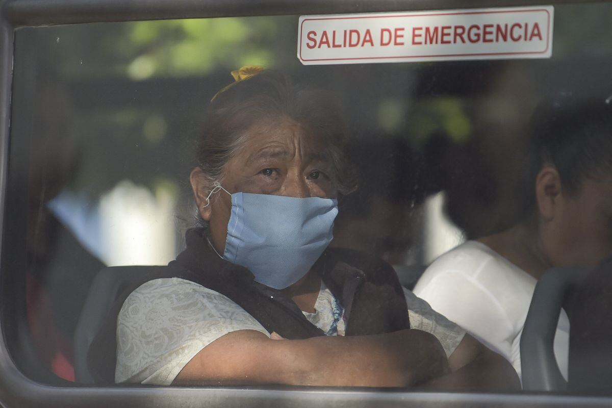 Mascarilla seguirá siendo obligatoria en el transporte público (Foto: AFP)
