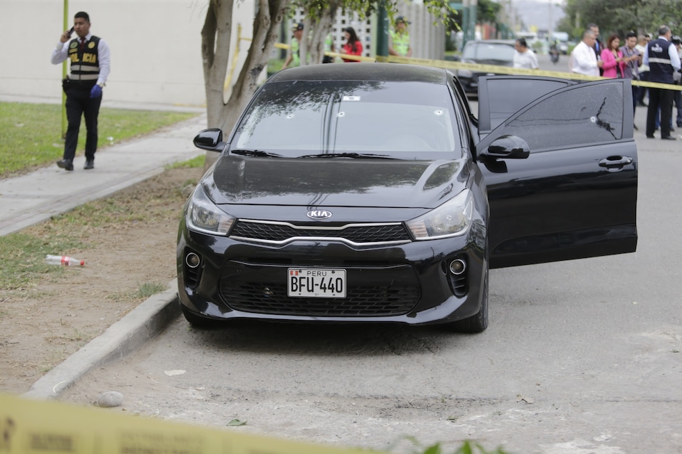 Una persona muerta y otra herida fue el saldo que dejó la intercepción de dos sicarios a un vehículo estacionado en pleno parque de Surco. Foto: Joseph Angeles/@photo.gec