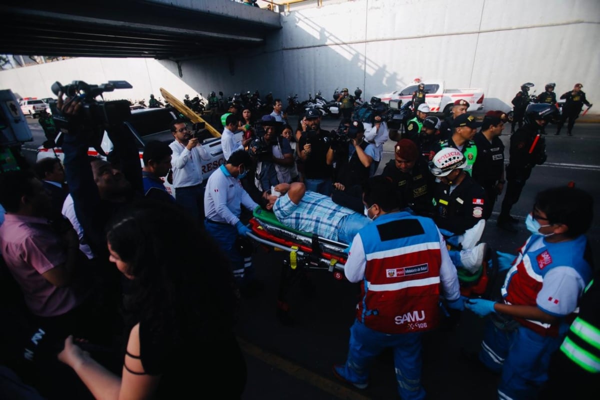 Bomberos y personal médico atienden a los pasajeros heridos tras el choque del bus del Metropolitano en la Vía Expresa. (Foto: César Grados/@photo.gec)