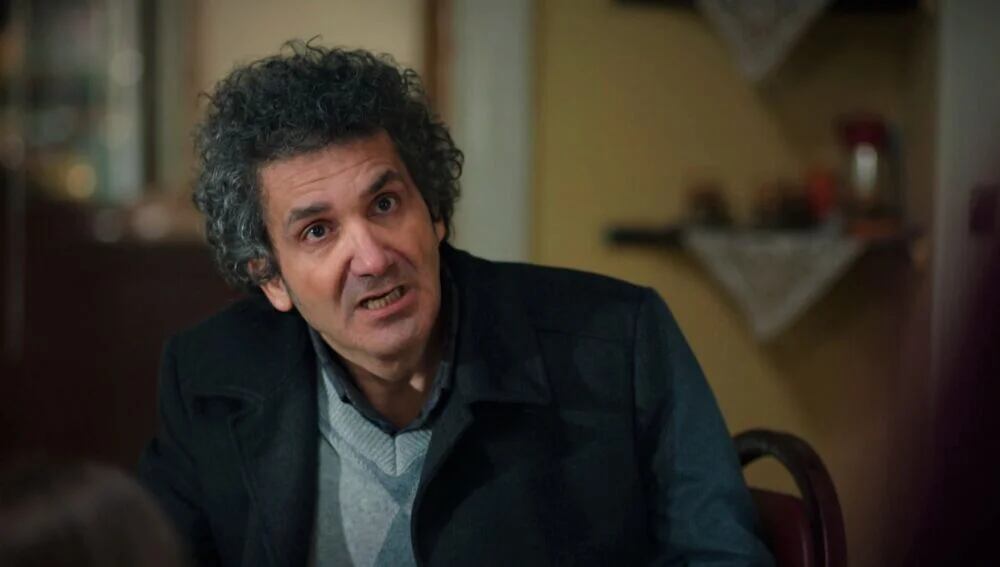 Orhan echa a Sengül de su casa en la telenovela turca "Hermanos" (Foto: NG Medya)