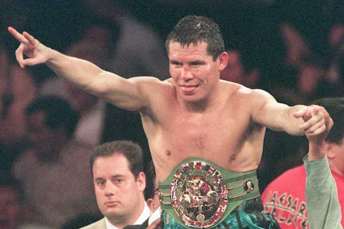 El campeón de peso superligero del CMB, Julio César Chávez de México, celebra después de que retuvo su título con una decisión unánime. Fue la pelea por el título número 33 para Chávez. (Foto: John Gurzinski / AFP)