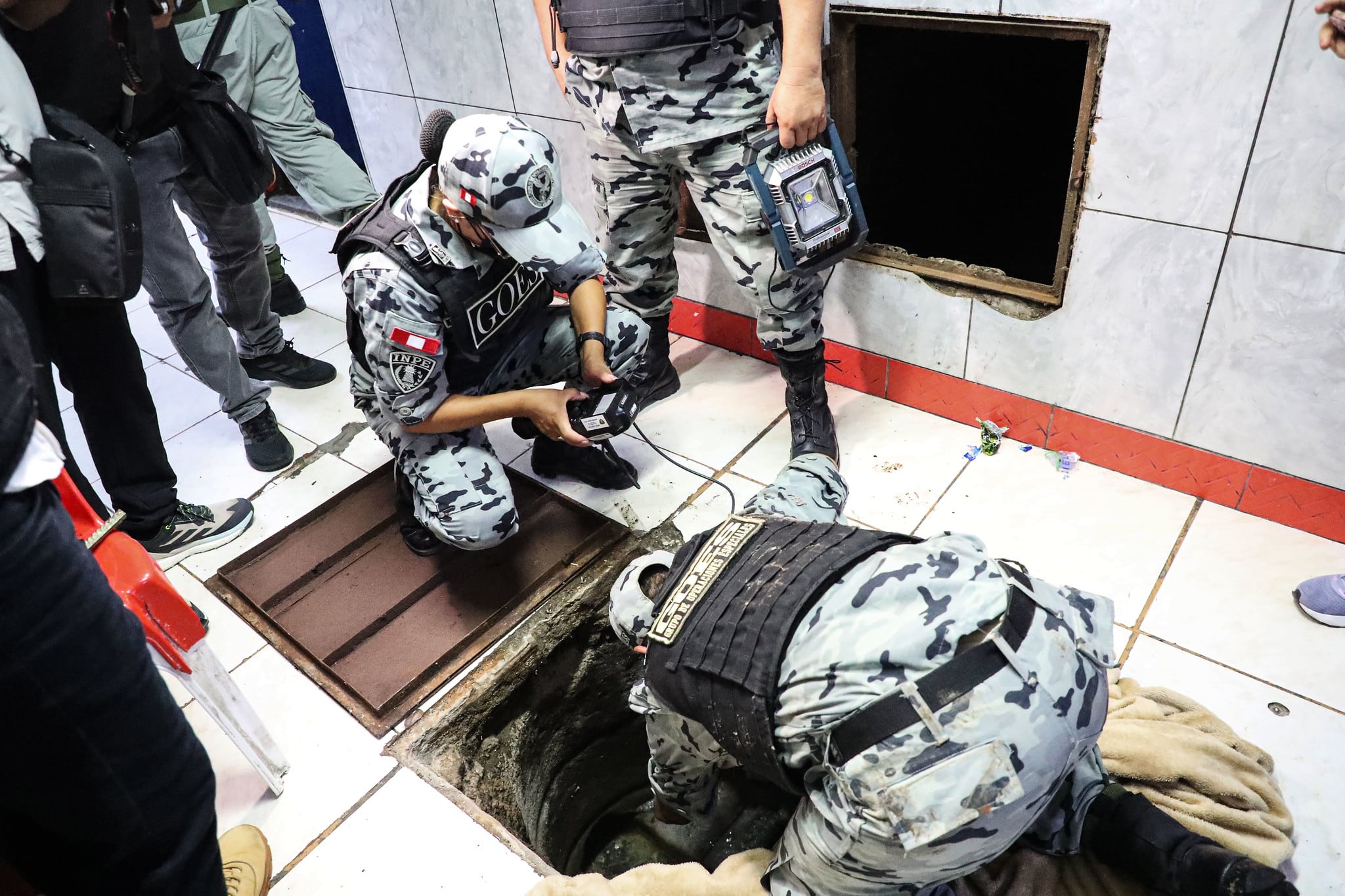 Agentes del INPE llevaron al can 'Lobo' en la intervención en la cárcel de Lurigancho. (INPE)