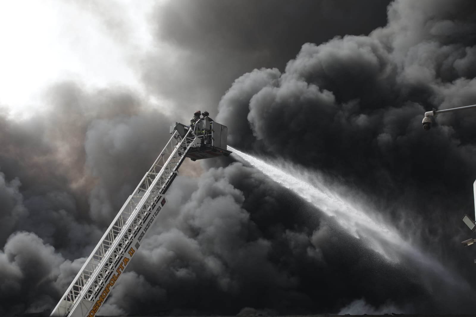 Gran preocupación entre los vecinos de Ate causó incendio en almacén de plásticos. (Violeta Ayasta/@photo.gec)