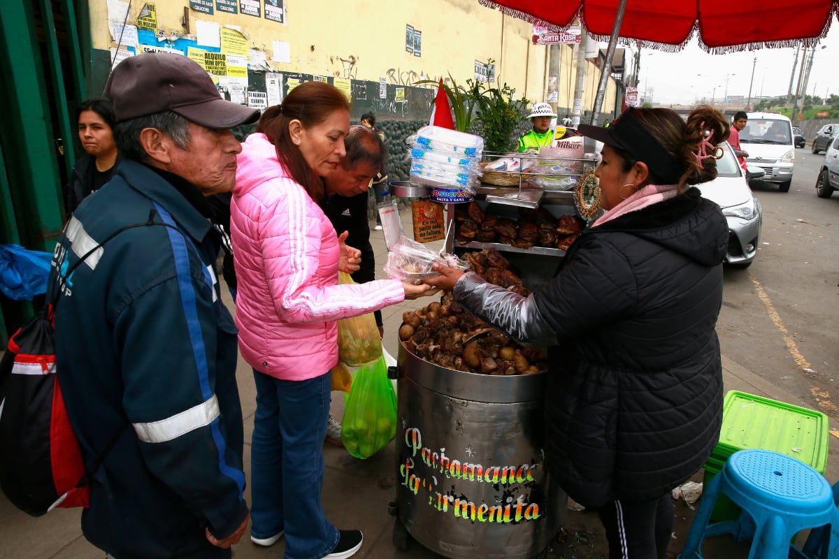 Tarmeña Violeta Susana Quiñones vende sabroso potaje en el Mercado Mayorista de Frutas N°2. Foto: Allengino Quintana