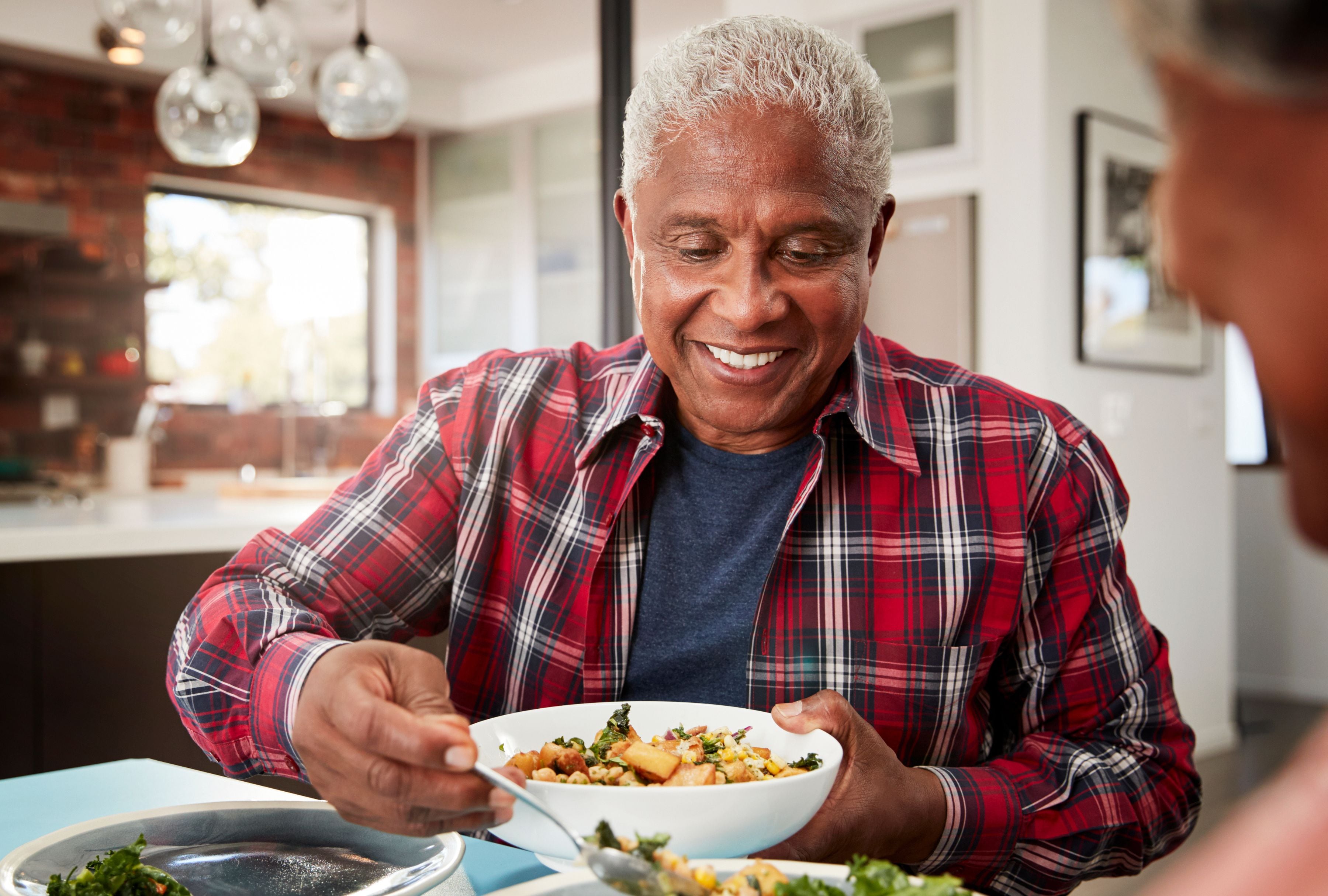 Una alimentación saludable es la clave para ser un adulto mayor sin enfermedades. (Foto: monkeybusinessimages / iStock)