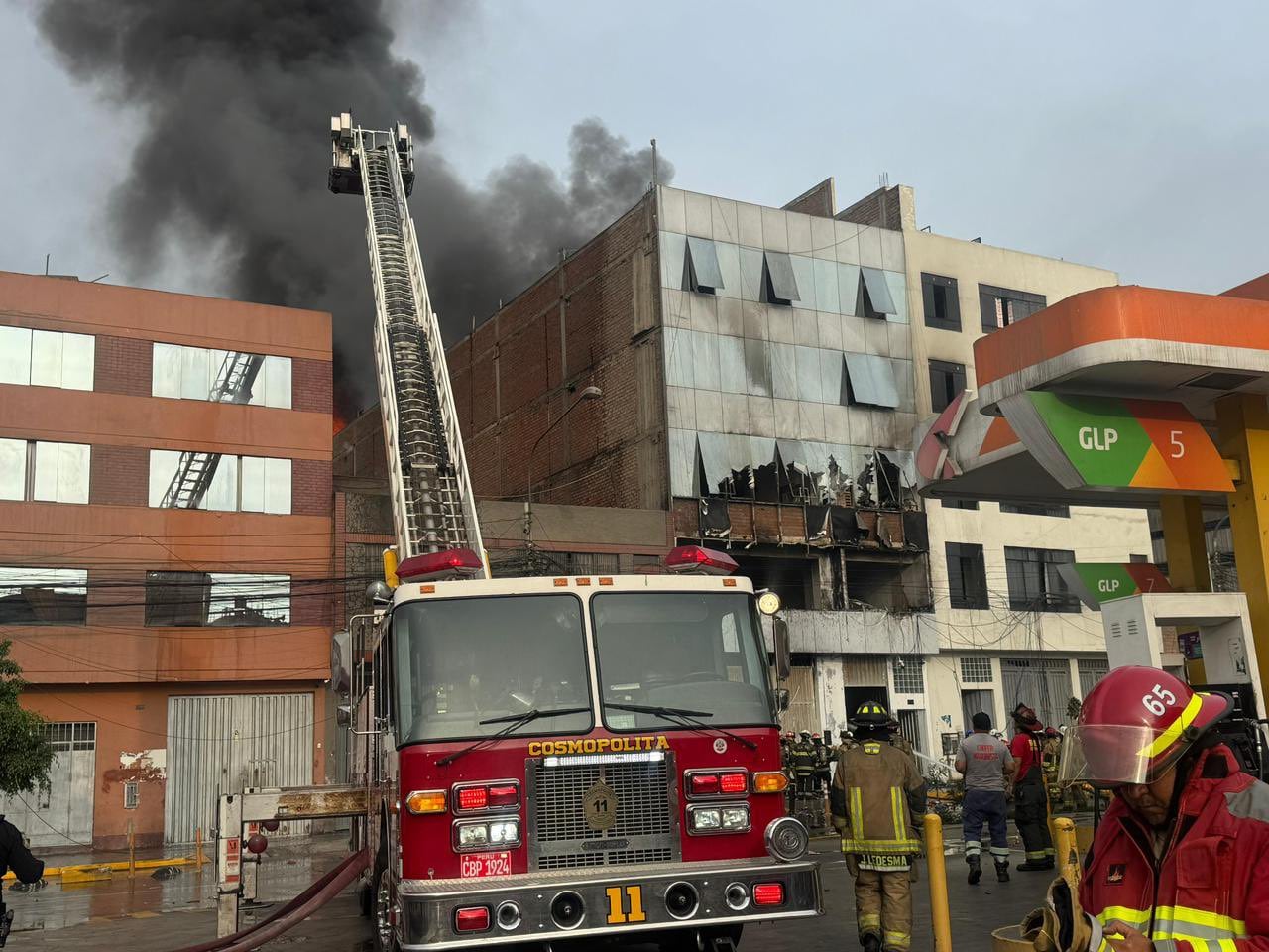 Incendio ocurrido en edificio cerca a grifo, generó preocupación este 25 de diciembre en el Rímac.