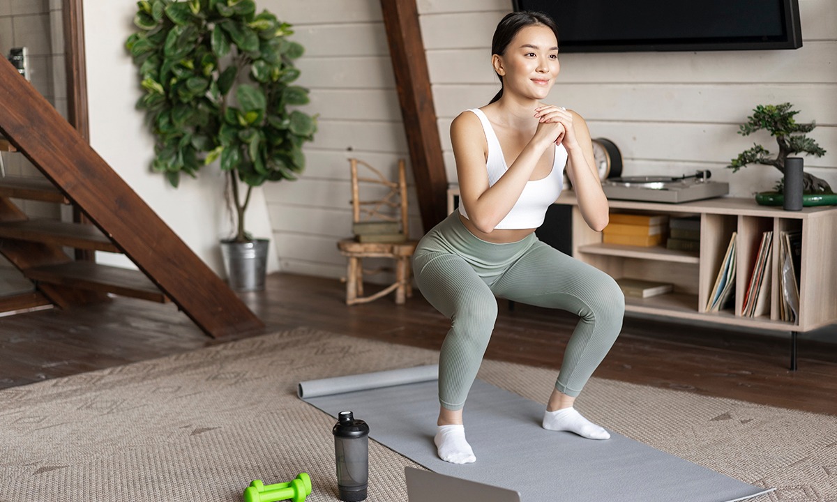 Puedes aprovechar algunos minutos en casa para hacer ejercicios. (Foto: freepik.es)