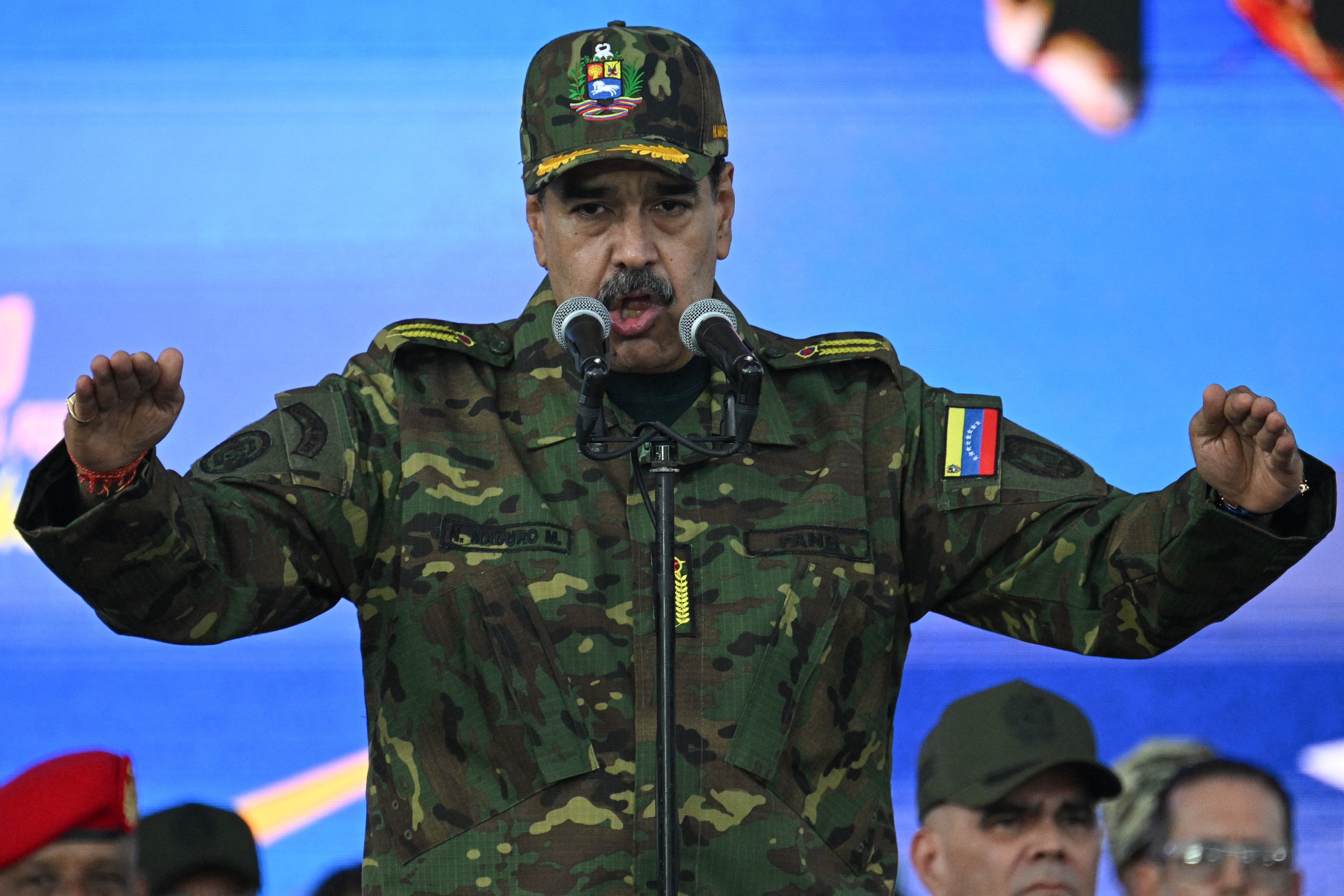 El mandatario de Venezuela, Nicolás Maduro, pronuncia un discurso durante una ceremonia militar en Fuerte Tiuna, Caracas, el 25 de noviembre de 2025. (Foto: Federico PARRA / AFP).