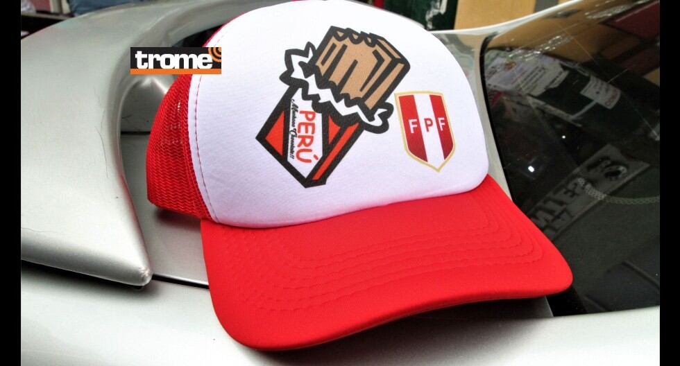 Furor por Gianluca Lapadula. Además de camisetas salen otras prendas alusivas a él y lla selección. (Trome / Alan Ramírez)