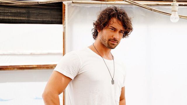 El actor turco Alp Navruz interpreta a Poyraz en “Ada Masali: El cuento de la isla” (Foto: Ay Yapım)