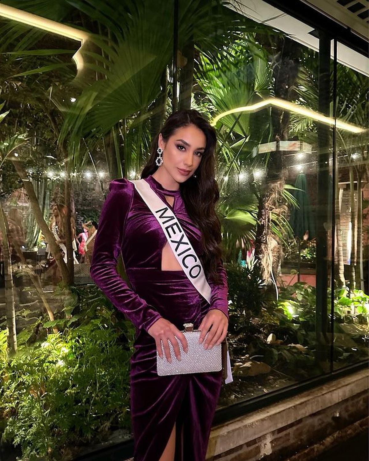 Con el atuendo morado en honor a su desaparecido hermano (Foto: Irma Miranda / Instagram)