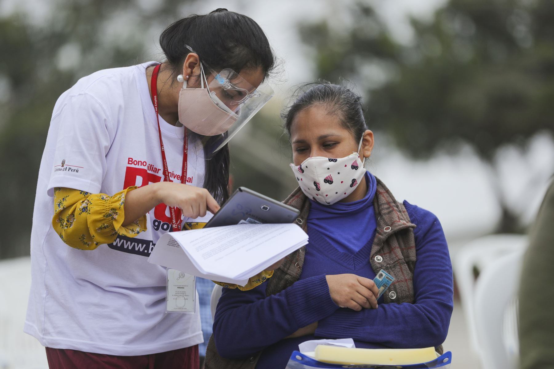 A través de un padrón de beneficiarios y un cronograma establecido por las autoridades se entregaron un total de 760 soles (Foto: GEC)