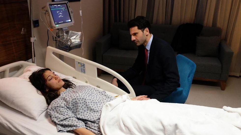 Ceylín en el hospital tras ser hallada malherida en un bosque en "Secretos de familia" (Foto: Ay Yapım)