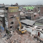 Municipalidad de Lima destruye construcciones en la Carretera Central