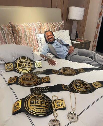 Luis Baboon Palomino luce todos sus cinturones del BKFC. (Instagram)