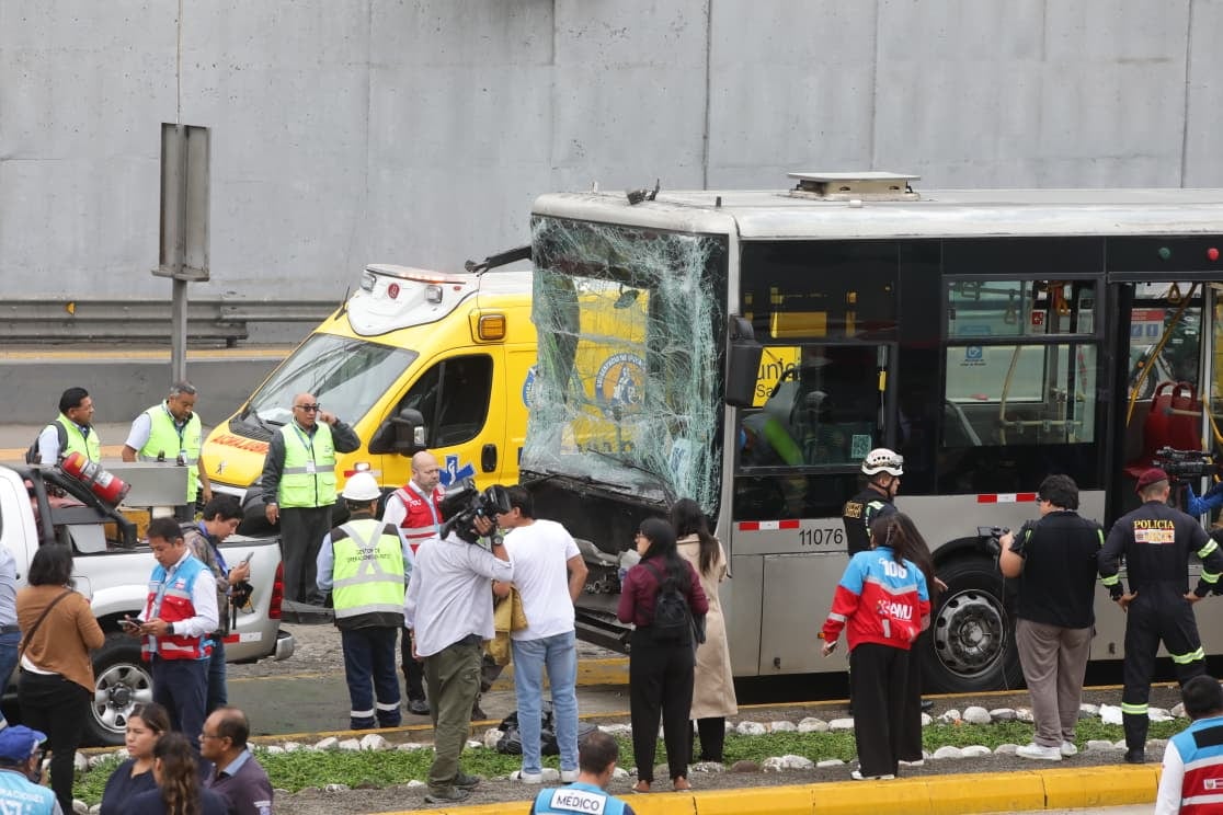 Triple choque en el Metropolitano deja al menos 40 heridos en Miraflores (Fotos: Violeta Ayasta/GEC)