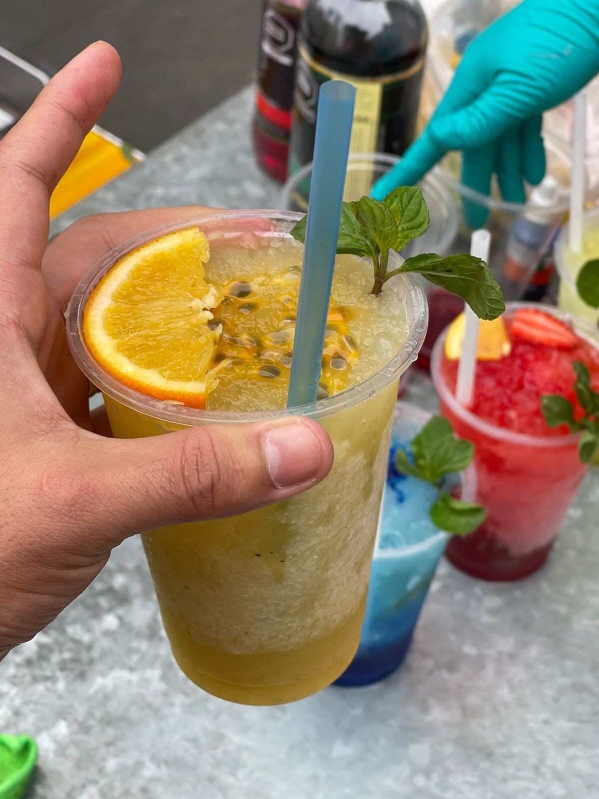 Los coctéles están hechos a base de ginebra.