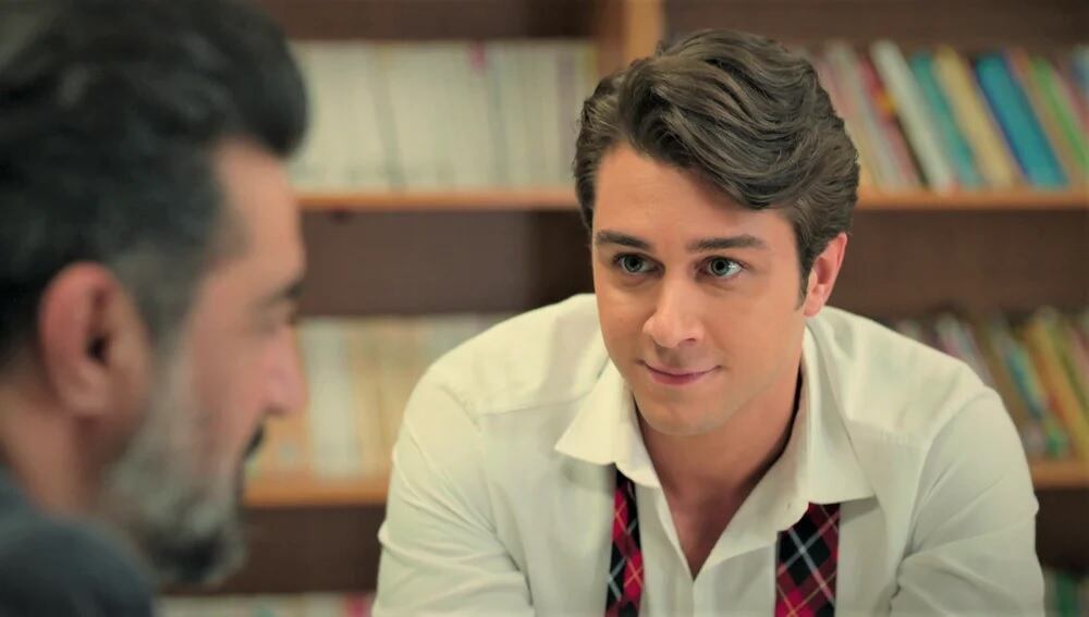 Doruk le ofrece su ayuda a su padre en “Hermanos” (Foto: NG Medya)