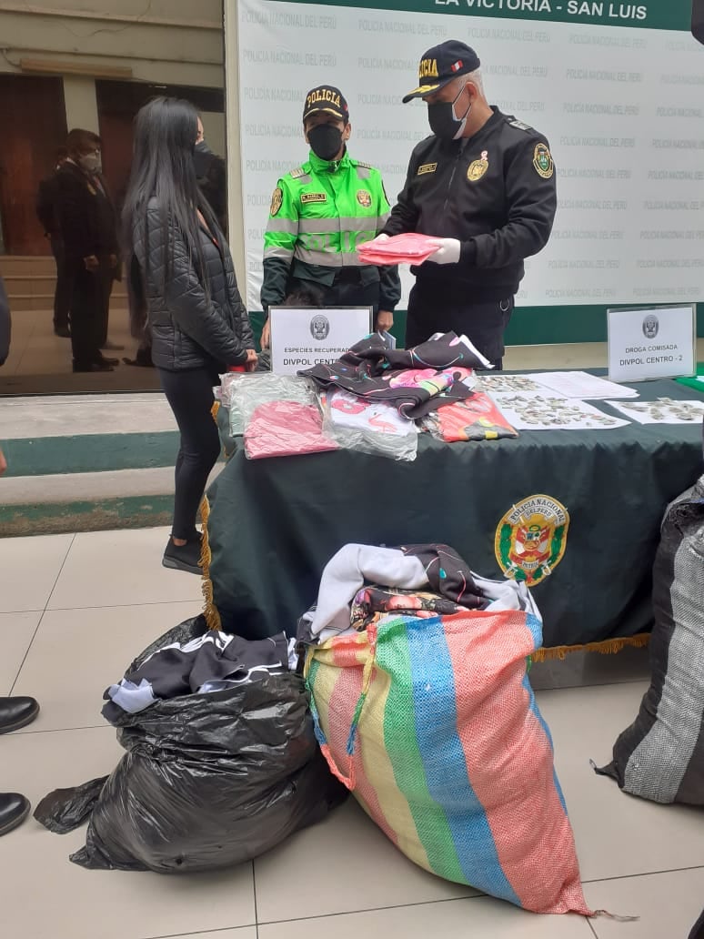 Rateros, se hicieron pasar como clientes, para ingresar a galería y robar costales de ropa. (fotos: Mónica Rochabrum/trome)