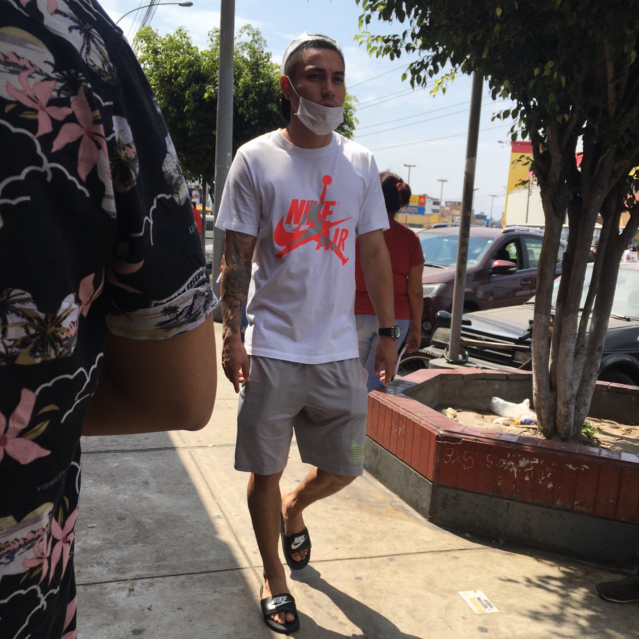 Un despreocupado Jean Deza no se colocó bien la mascarilla. @vargasescribe