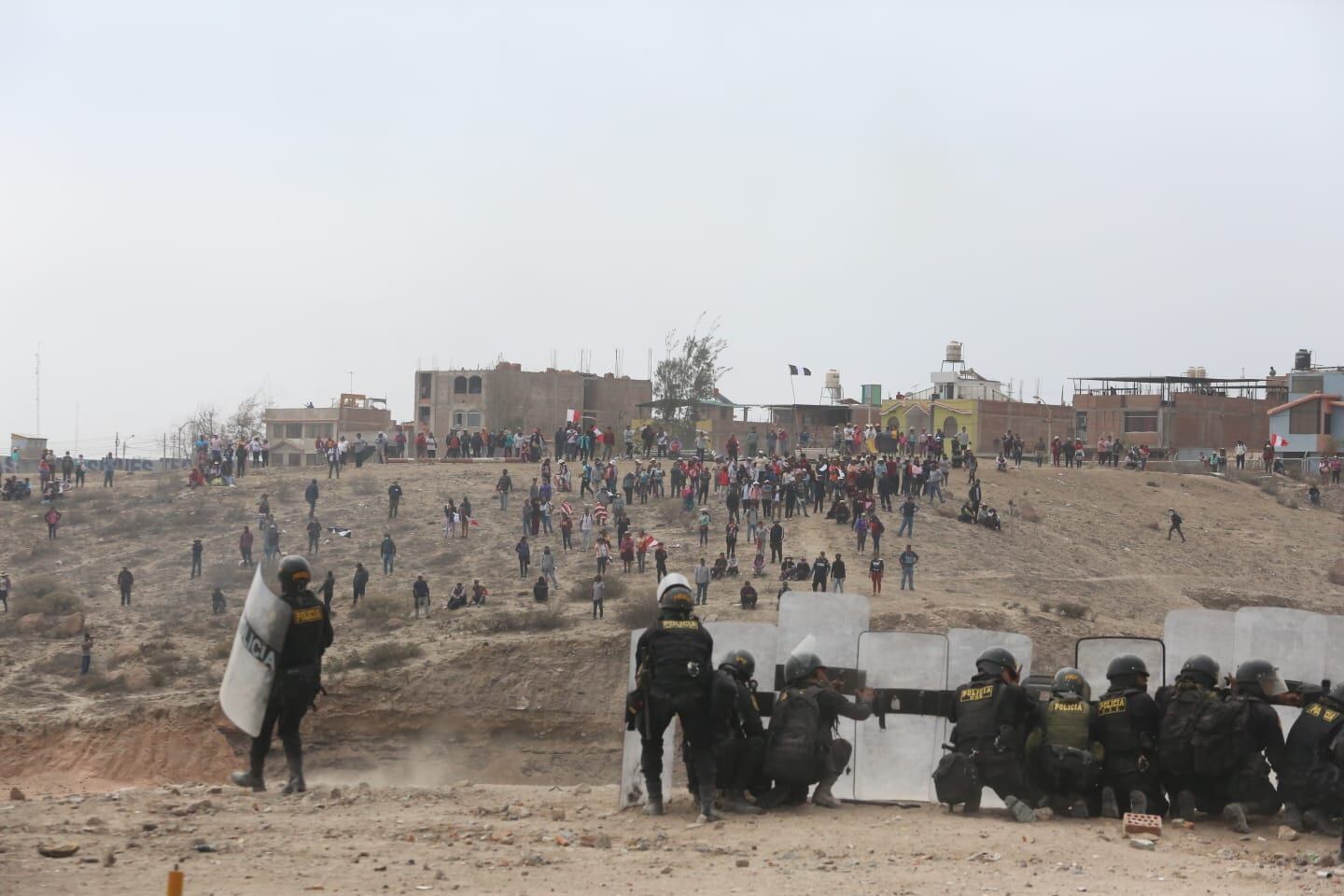 Un grupo de protestantes ingresaron al aeropuerto de Arequipa y derribaron valla metálica y quemaron luces de la pista de aterrizaje. (Foto: Leonardo Cuito @photo.gec)