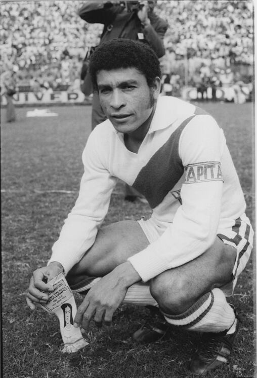 Para muchos, el mejor defensor peruano de la historia. Y no es para menos. Héctor Chumpitaz lideró a la selección hacia el título de la Copa América 1975 y, además, disputó los Mundiales de México 70' y Argentina 78', donde el equipo nacional logró posicionarse entre los ocho mejores del mundo. Como si fuera poco, el 'Capitán de América' es uno de los pocos jugadores peruanos que ha jugado más de 100 partidos en representación de su país (105).