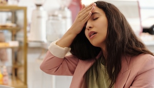 Mamá finge dolor de cabeza y filma las reacciones de los niños en un video hilarante