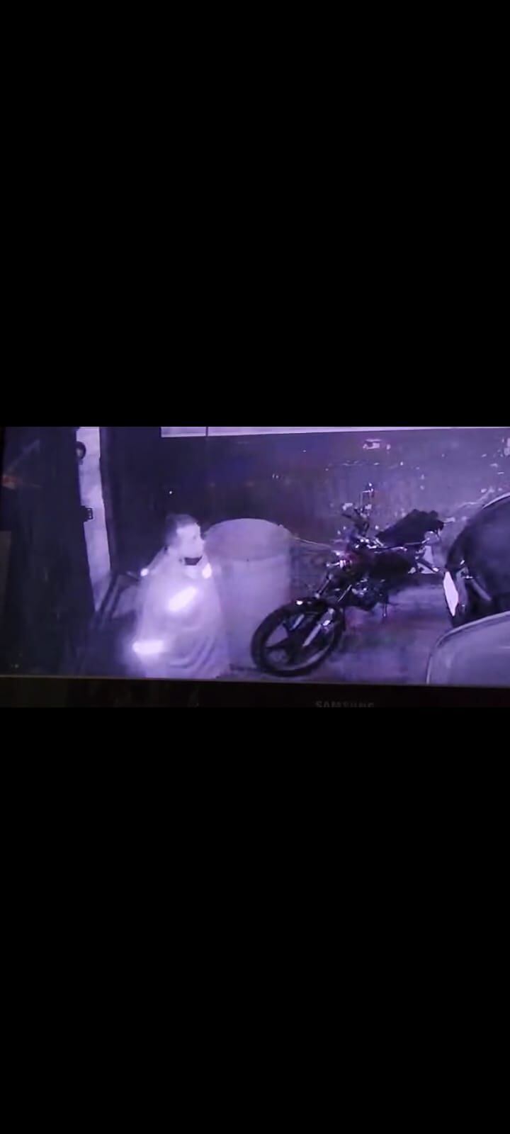 Cámara de vigilancia grabó a rateros al entrar y escapar.