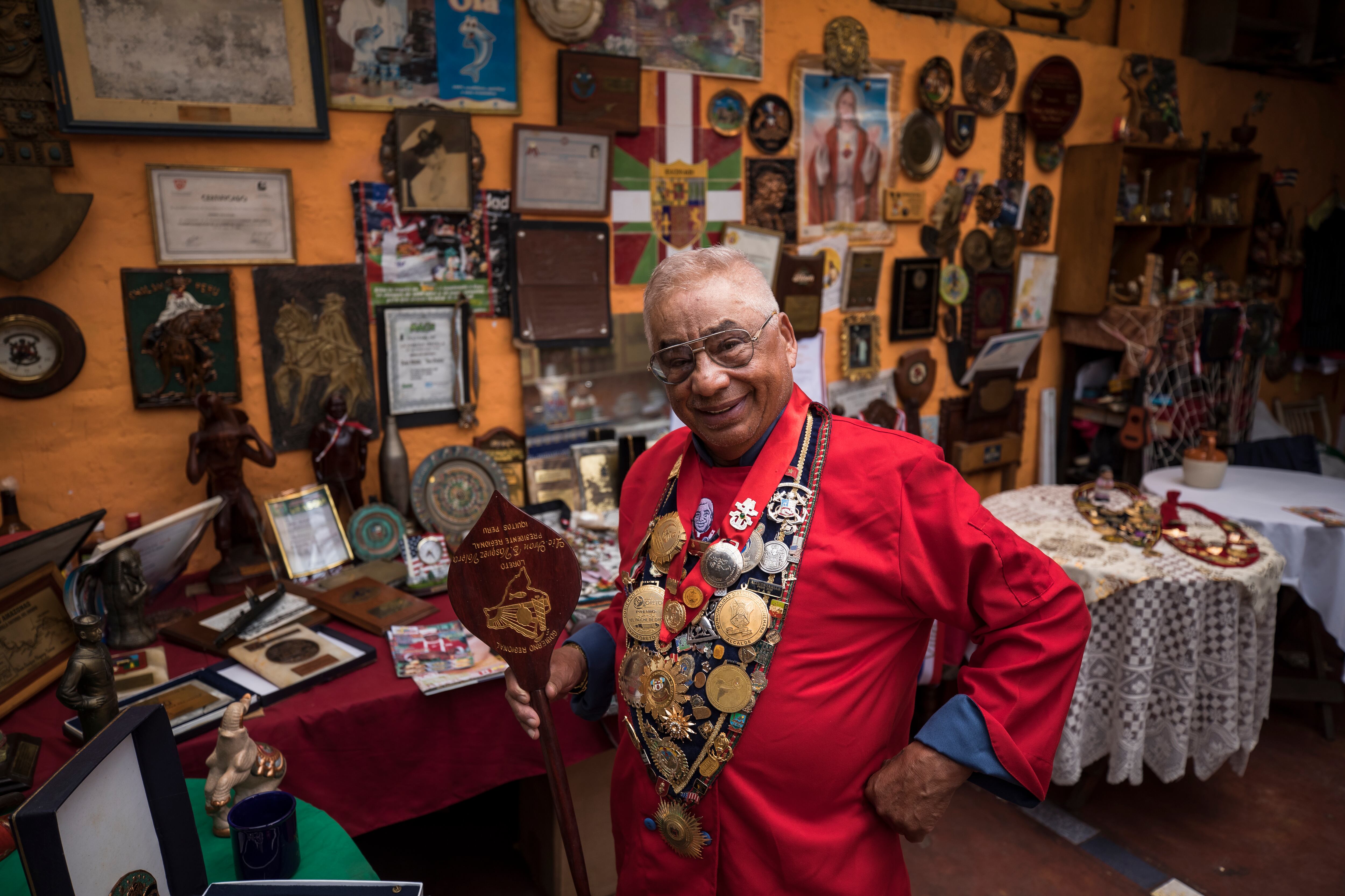 Don Pedrito y sus trofeos y medallas. (Foto: Joel Alonzo / GEC)